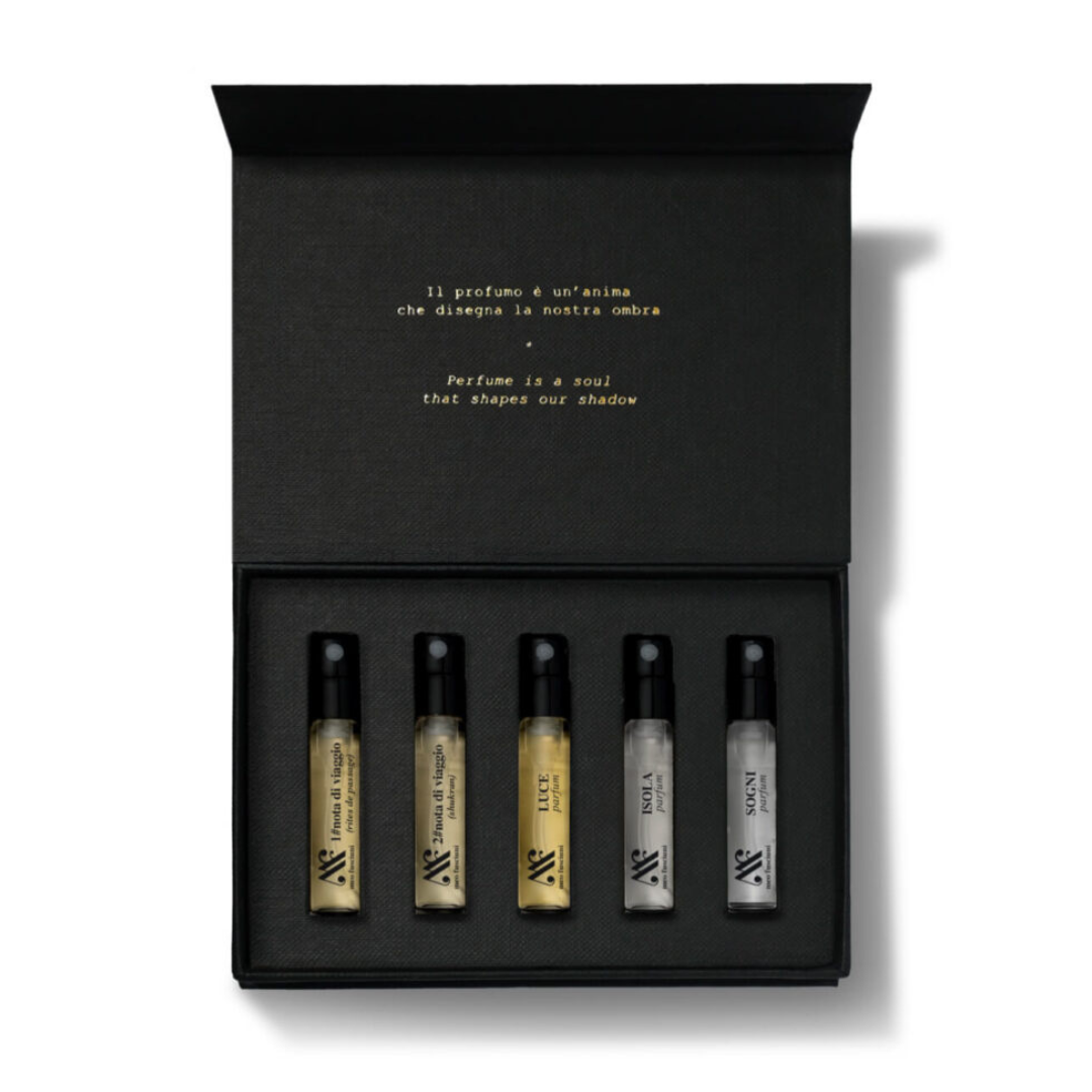 geöffnetes Discovery Set Luminous Parfum von Meo Fusciuni mit fünf Spray-Vials, kuratierte Kollektion lichtvoller, sanfter und moderner Duftkompositionen, erhältlich bei scent amor.