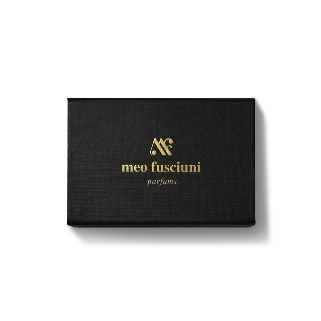 geschlossene Box des Discovery Set Parfum von Meo Fusciuni, elegante Präsentation einer intensiven Nischenduft-Auswahl, erhältlich bei scent amor.