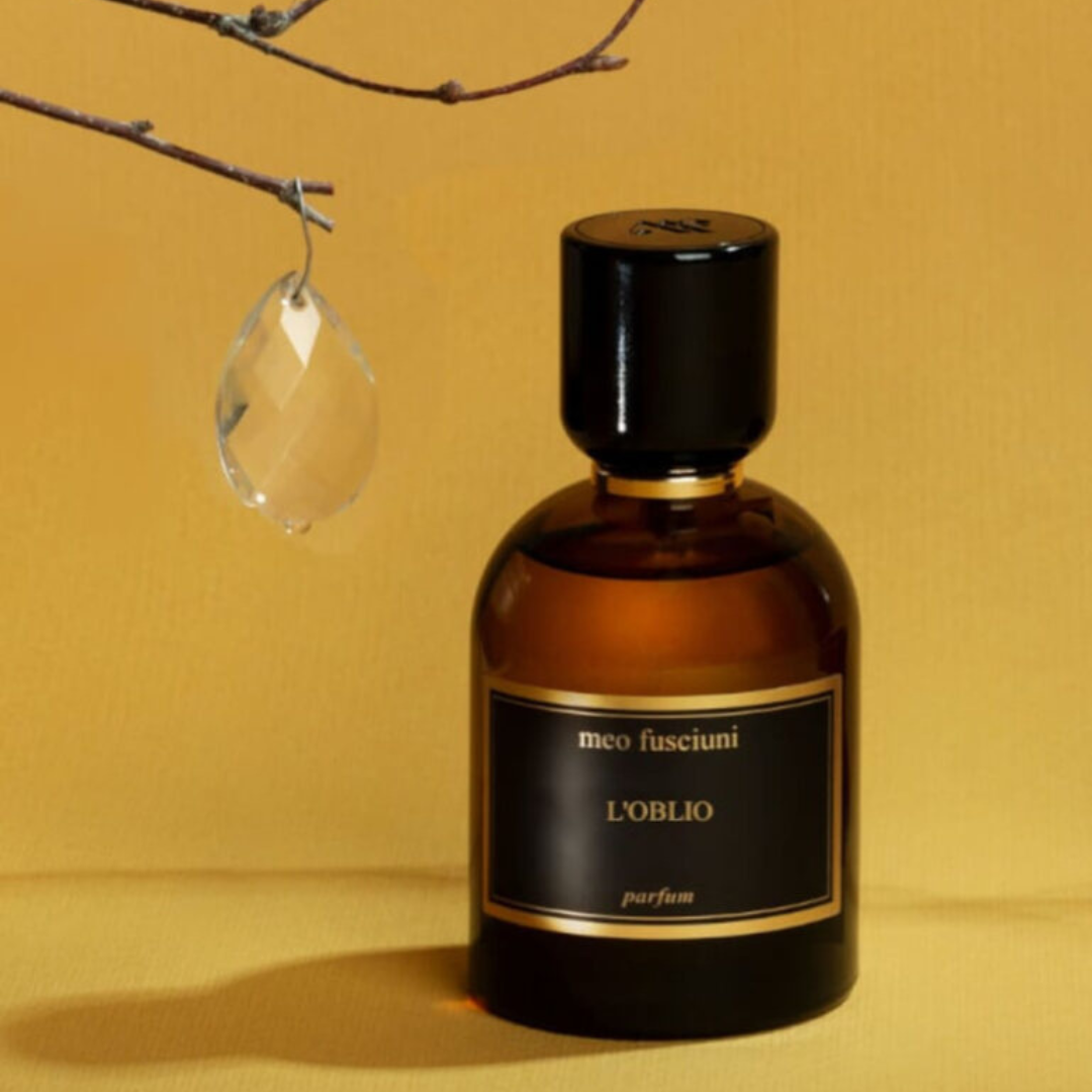 Duftbild mit dem Eau de Parfum L’Oblio von Meo Fusciuni und schwebendem Glasobjekt, geheimnisvoller balsamisch-holziger Duft mit poetischer Stille, erhältlich bei scent amor.