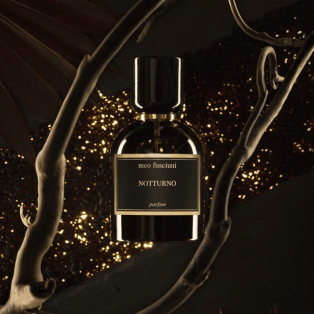 Duftbild mit dem Eau de Parfum Notturno von Meo Fusciuni in nächtlicher Inszenierung, warmer balsamisch-holziger Duft mit schimmernder Tiefe, erhältlich bei scent amor.