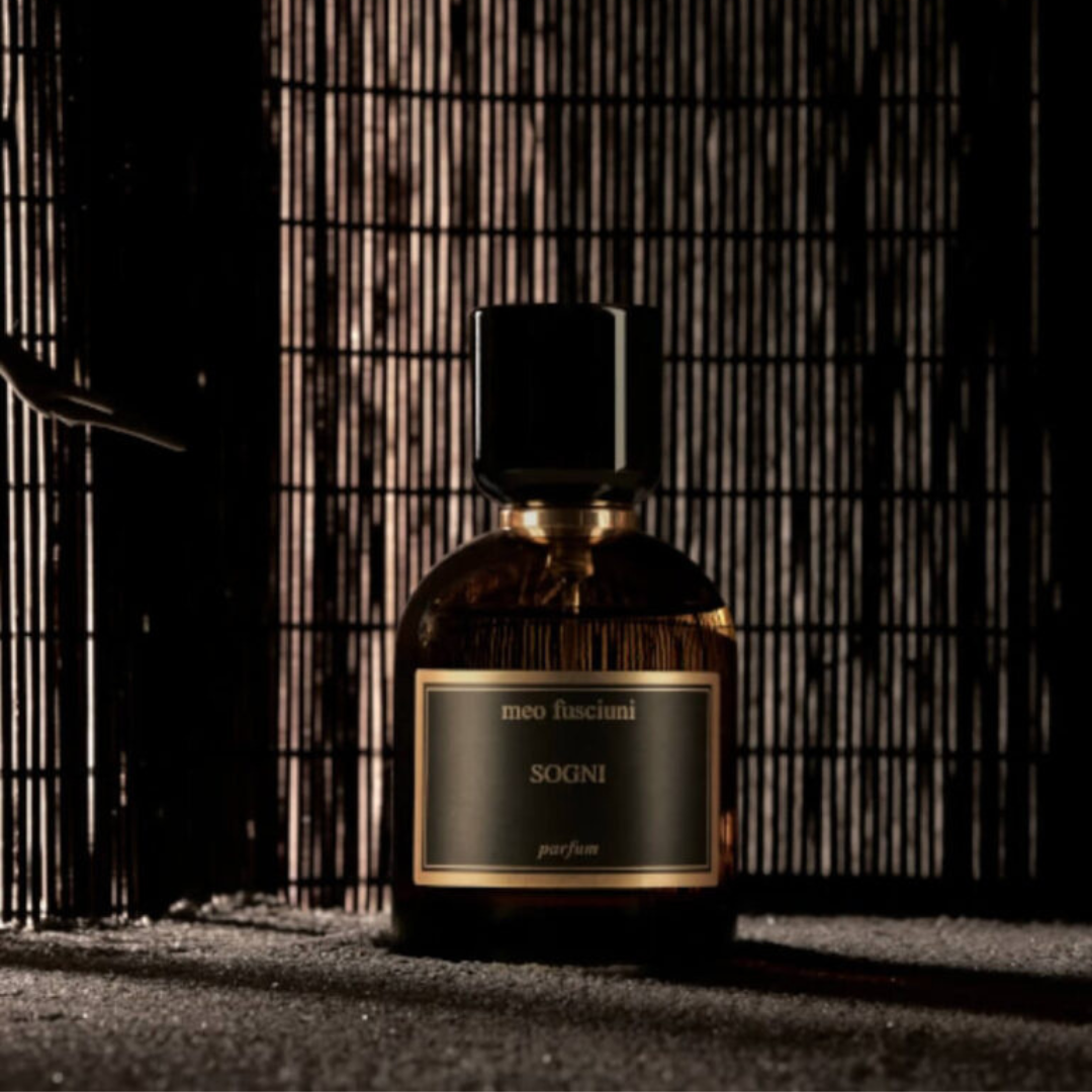 Duftbild zum Eau de Parfum Sogni von Meo Fusciuni, poetischer holzig-aromatischer Duft mit stiller, introspektiver Stimmung, erhältlich bei scent amor.
