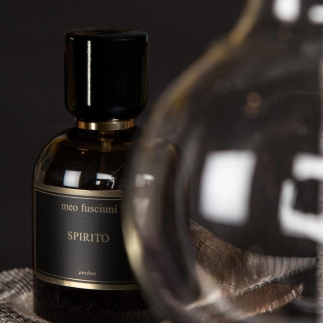 Duftbild mit dem Eau de Parfum Spirito von Meo Fusciuni hinter Glas, introspektiver holzig-aromatischer Duft mit leiser Tiefe, erhältlich bei scent amor.