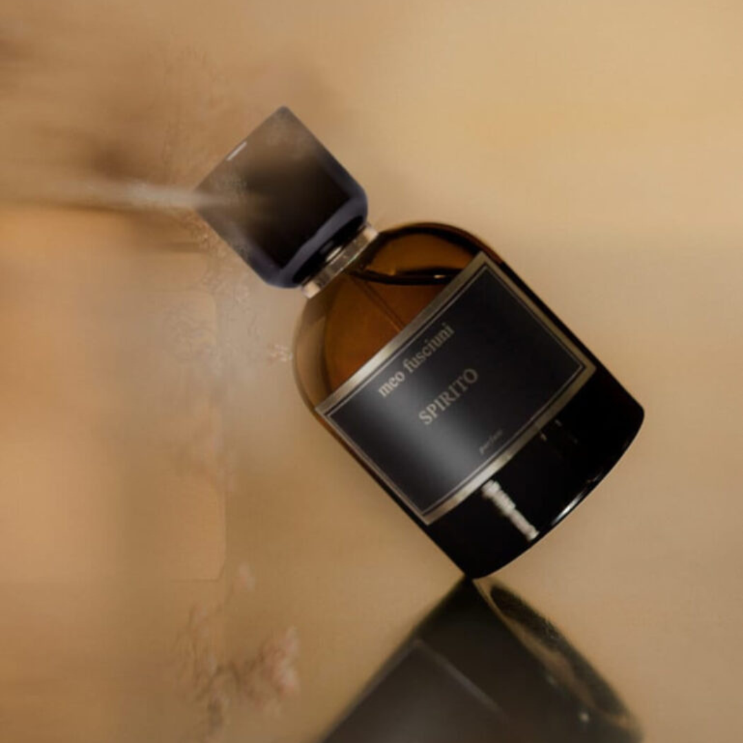 inszenierter Flakon von dem Eau de Parfum Spirito von Meo Fusciuni in dynamischer Bewegung, warmer holziger Duft mit rauchiger und meditativer Ausstrahlung, erhältlich bei scent amor.