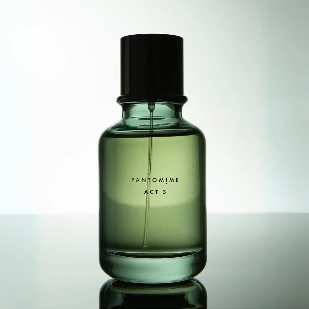 Detailaufnahme des Pantomime ACT III Eau de Parfum Flakons mit Fokus auf Typografie und Schattenwurf