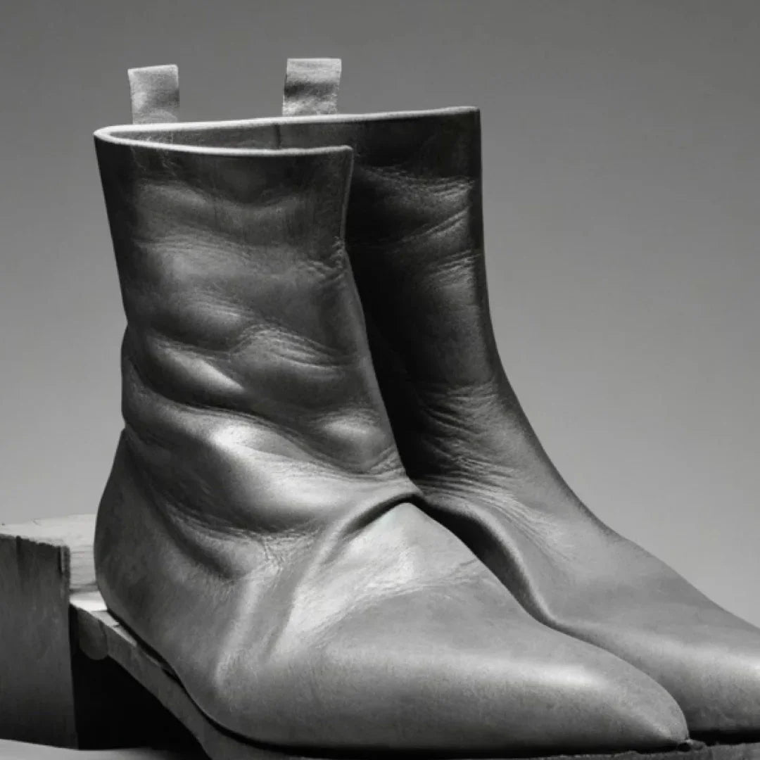 Detailaufnahme Objekt des Pantomime ACT III Eau de Parfum Flakons einfach ein getragenes Stiefelpaar