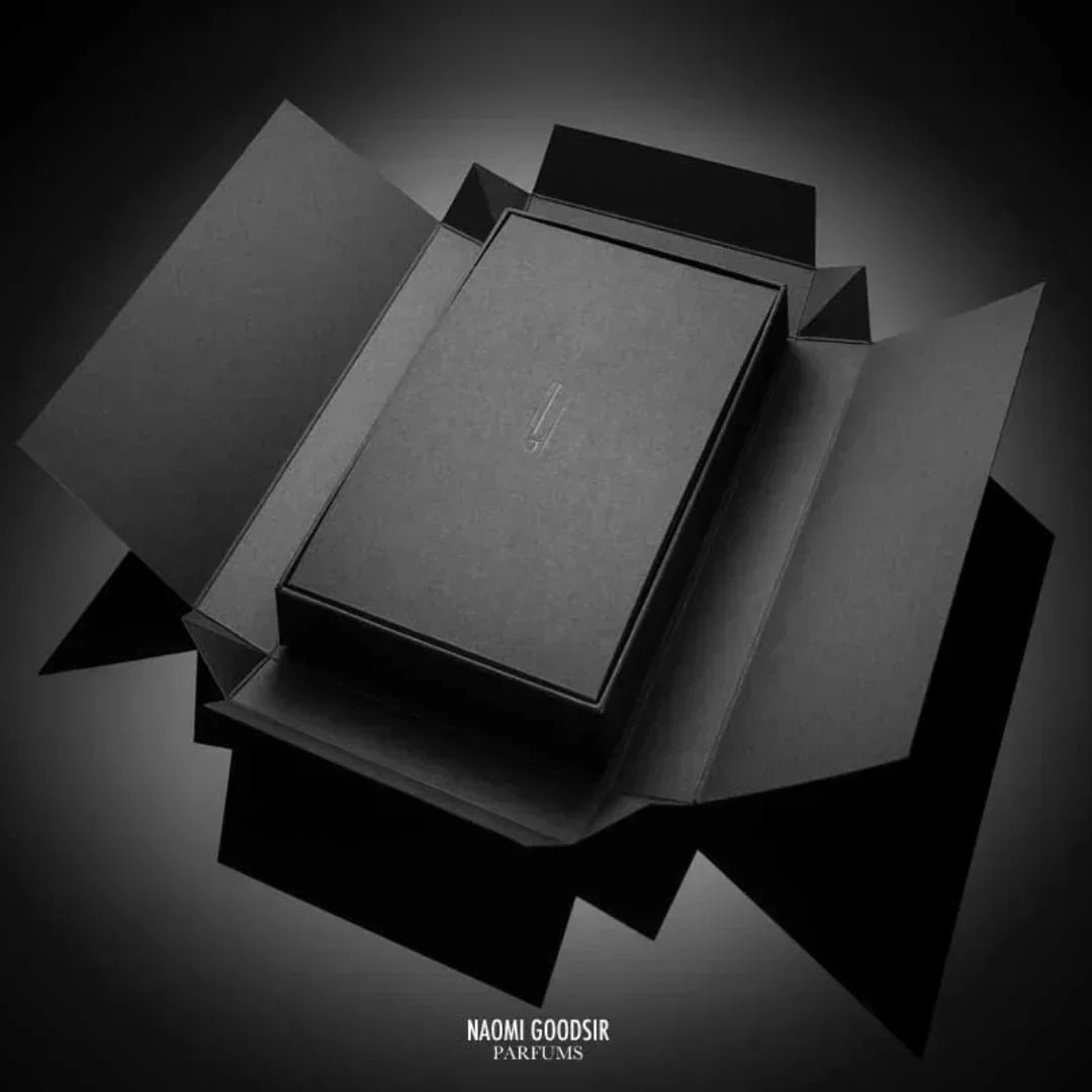 Eine elegante, schwarze Verpackung mit einem rechteckigen, strukturierten Design. Produkt: Nuit de Bakelite von Naomi Goodsir.