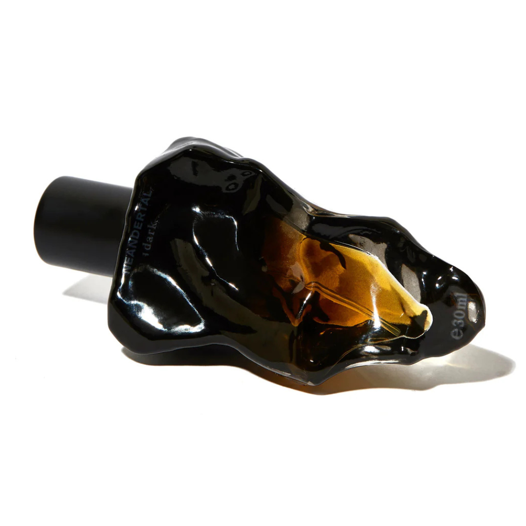 Neandertal dark Eau de Parfum, organischer Flakon im warmen Licht, dunkel, mineralisch und intensiv interpretiert, erhältlich bei scent amor.