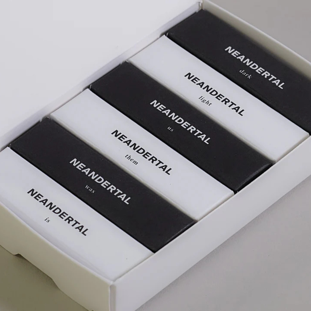 Neandertal Discovery Set Eau de Parfum, geöffnete Box mit sechs Duftminiaturen in Schwarz-Weiß-Design, erhältlich bei scent amor.