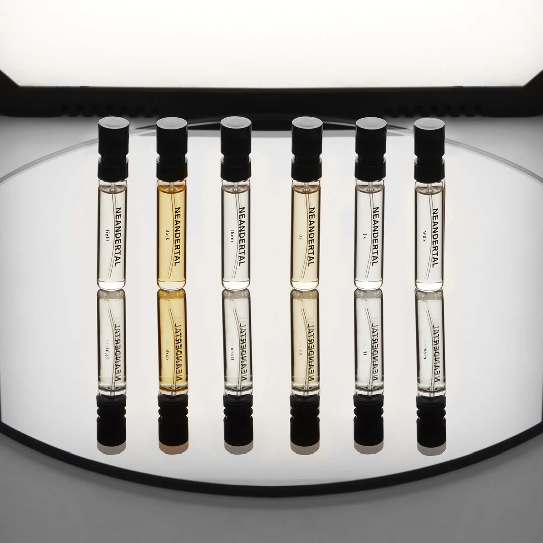 Neandertal Discovery Set Eau de Parfum, sechs Duftvials in gespiegelt-minimalistischer Mood-Inszenierung, erhältlich bei scent amor.