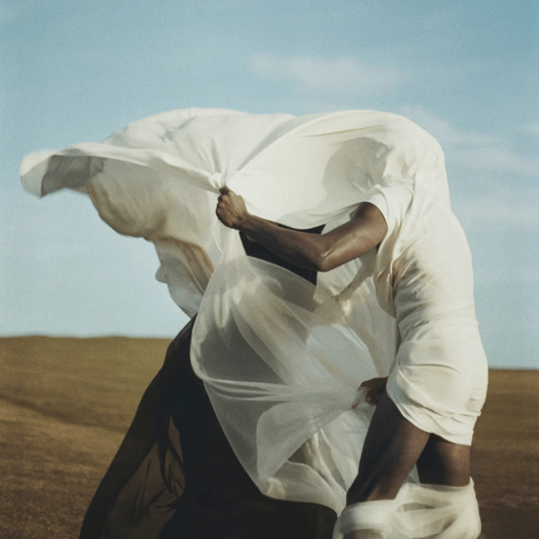 Emotionale Kampagnenaufnahme, Mensch in Bewegung, erhältlich bei scent amor.