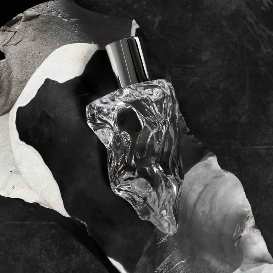 Neandertal them Eau de Parfum auf mineralischer Steinoberfläche, archaisch, kühl und konzeptuell, erhältlich bei scent amor.