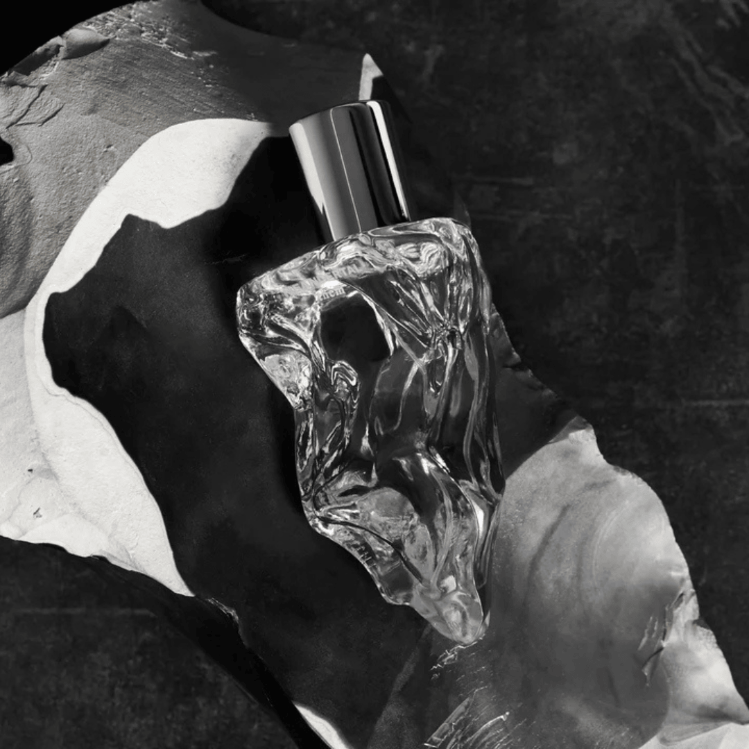 Neandertal them Eau de Parfum auf mineralischer Steinoberfläche, archaisch, kühl und konzeptuell, erhältlich bei scent amor.