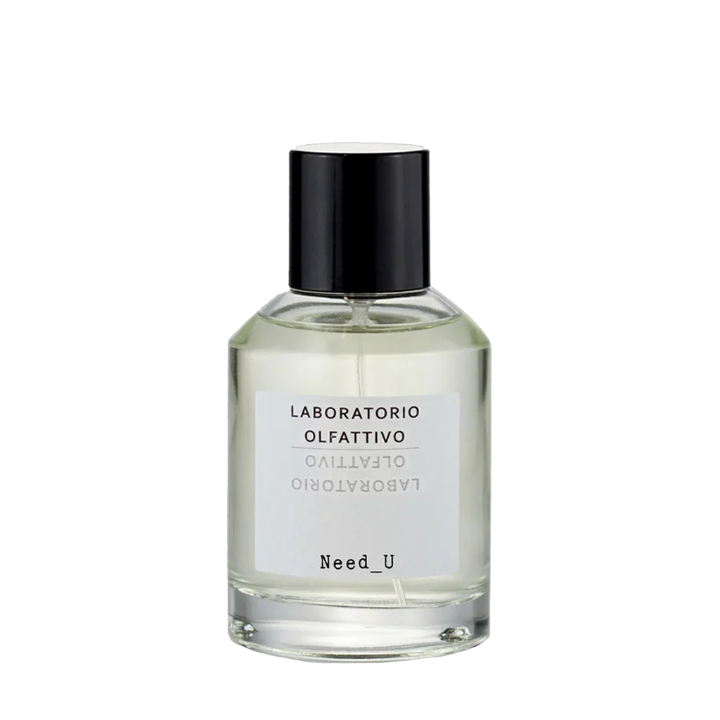 Laboratorio Olfattivo Need_U Duftflakon, transparenter Glasflakon mit schwarzem Deckel und weißem Etikett.