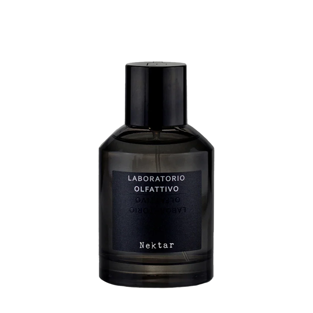 Dunkle, stilvolle Flasche des Parfums "Nektar" von "Laboratorio Olfattivo" mit schwarzem Etikett und weißer Schrift.