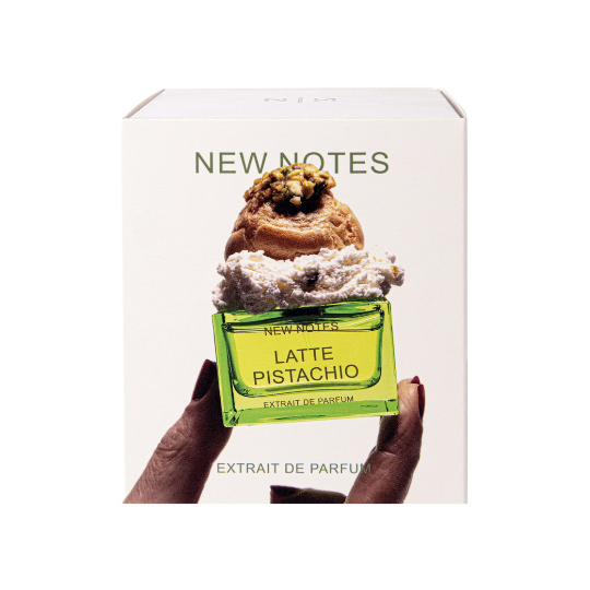 New Notes Latte Pistachio Extrait de Parfum, Verpackung mit kreativer Dessert-Illustration und grünem Flakonmotiv, verspielte gourmandige Duftpräsentation, erhältlich bei scent amor.