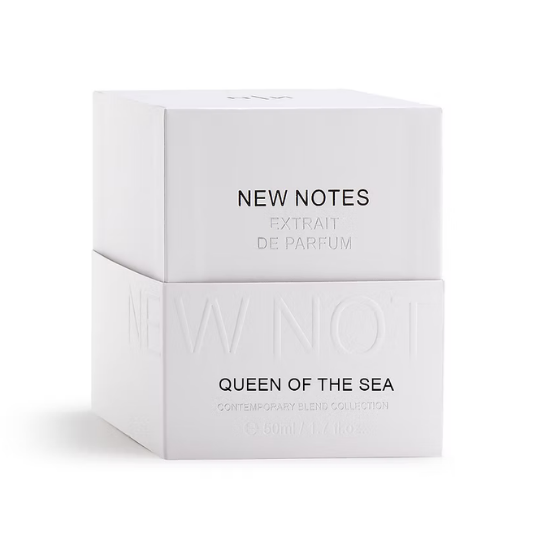 New Notes Queen of the Sea Extrait de Parfum, minimalistische weiße Verpackung mit geprägtem Schriftzug und modernem Design, erhältlich bei scent amor.