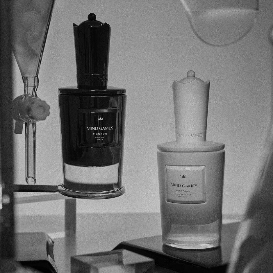 Mood Image mit Mind Games Parfum Mentor und Mind Games Parfum Prodigy in Laborumgebung präsentiert bei scent amor Deinem Fachmann für Nischenparfum