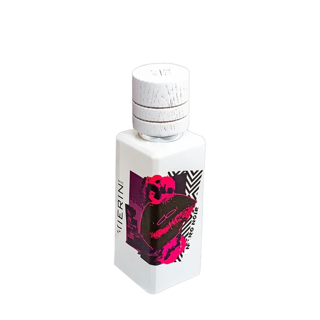 Quadratische, weiße Flasche mit schwarzem und pinkem Label, "Nitro Noir" von Kierin NYC. Holzstrukturverschluss.