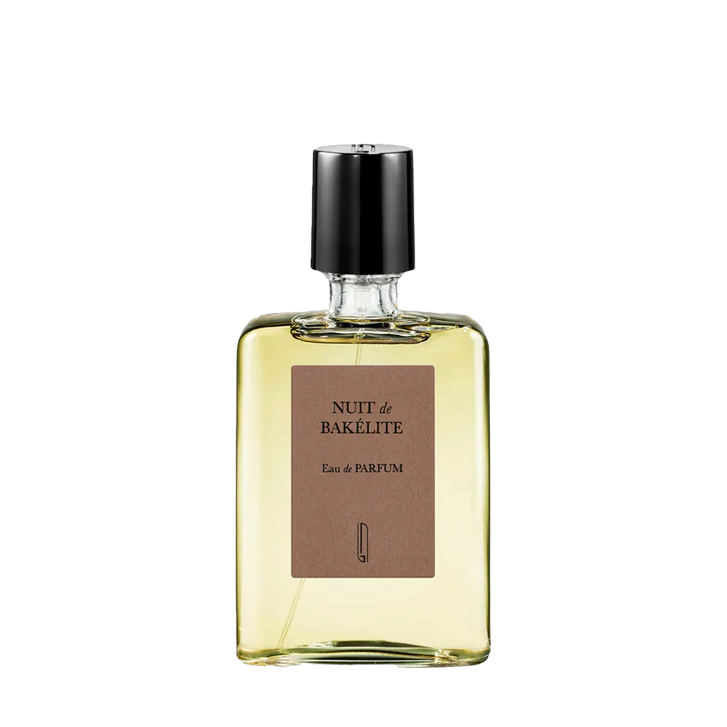Parfümflasche mit rechteckiger Form, klarem Glas und schwarzem Verschluss. Die Flasche trägt das Etikett "Nuit de Bakélite" von Naomi Goodsir.