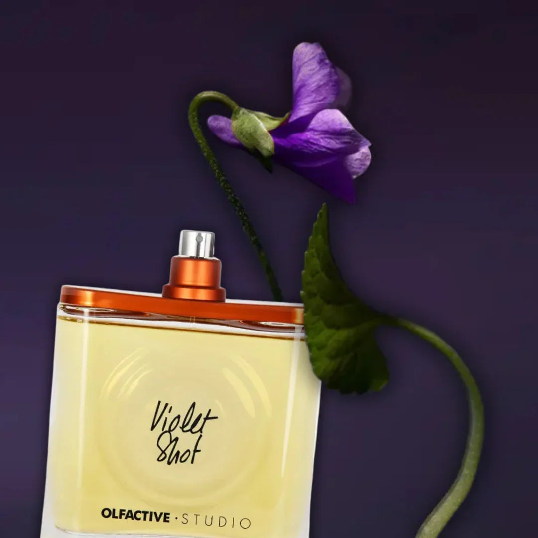 KĂŒnstlerisches Moodbild von VIOLET SHOT â intensiver floraler Nischenduft von Olfactive Studio bei scent amor