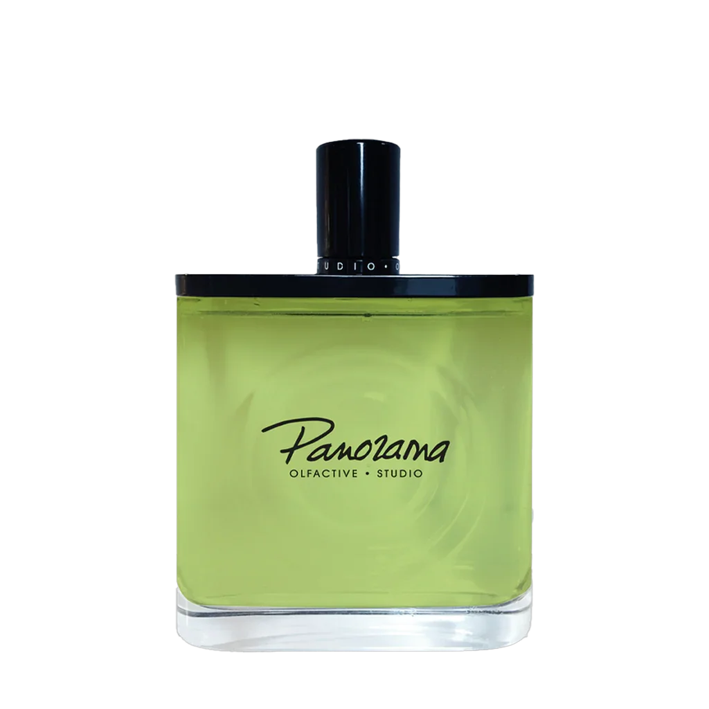 Parfümflakon „Panorama“ von Olfactive Studio. Rechteckige Flasche mit schwarzem Verschluss, transparentem Design und grüner Flüssigkeit.