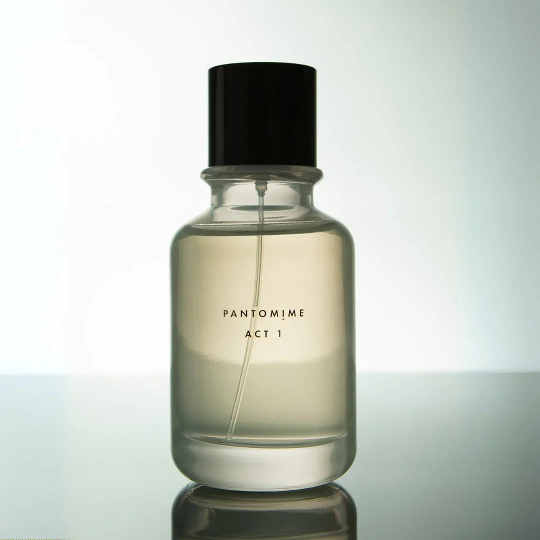 detailaufnahme des flakons von pantomime act 1 eau de parfum mit klarer typografie und feinen lichtreflexen
