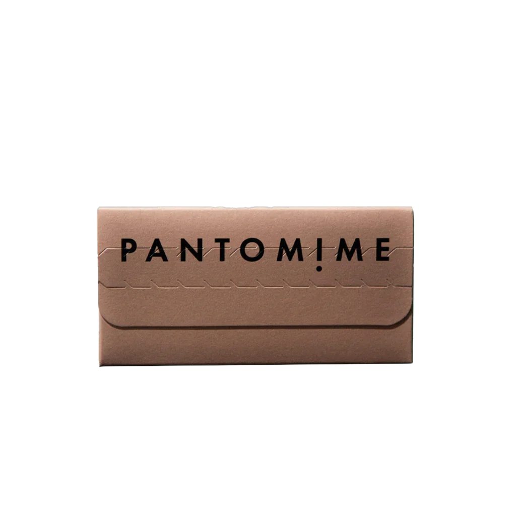 Braune Kartonverpackung mit schwarzem "PANTOMIME"-Logo darauf. Produkt: Discovery Set 5 x 1,5 ml von Pantomime.