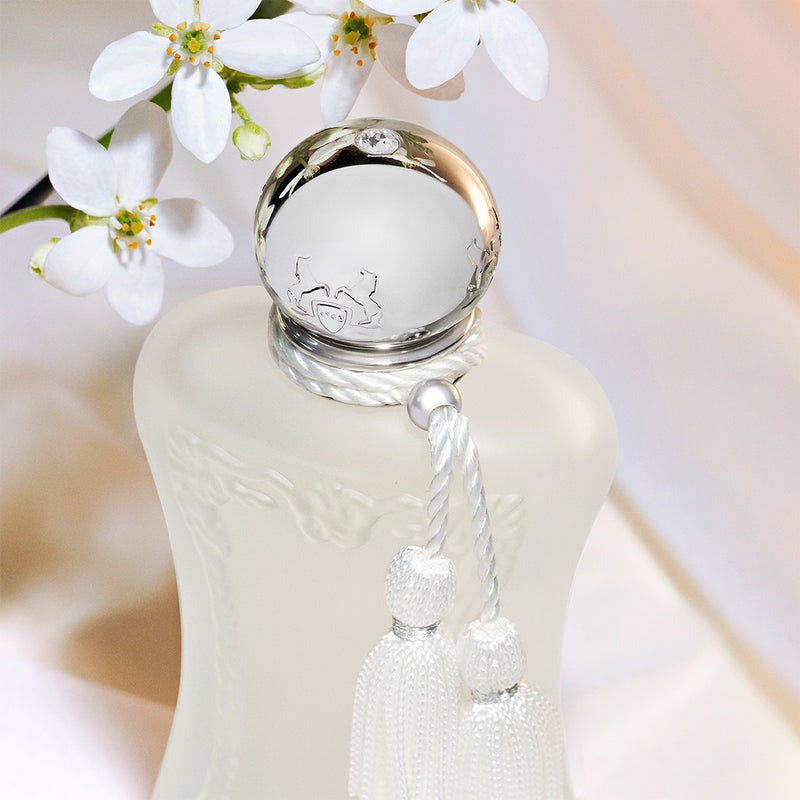 Detail eines Parfums de Marly Flakons weiß mit silbernem Stopfen