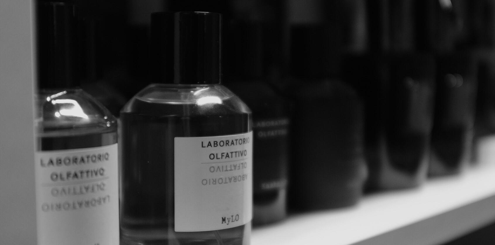 Ein Regal mit Flakons von Nischenparfums. Im Fokus ein Duft der Marke Laboratorio Olfattivo.