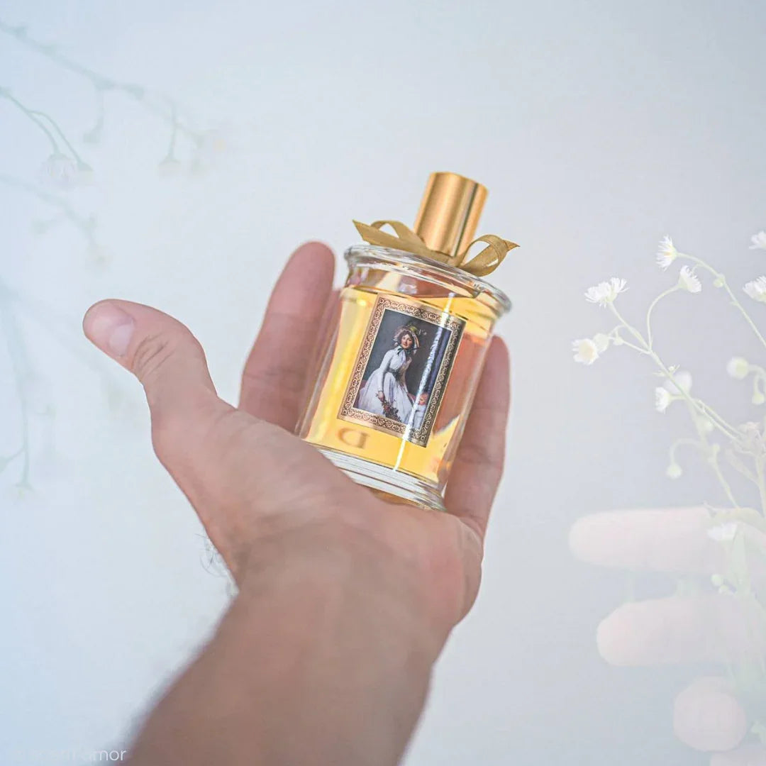 Flacon Parfum MDCI in Hand bei deinem Fachmann für Nischenparfums scent amor