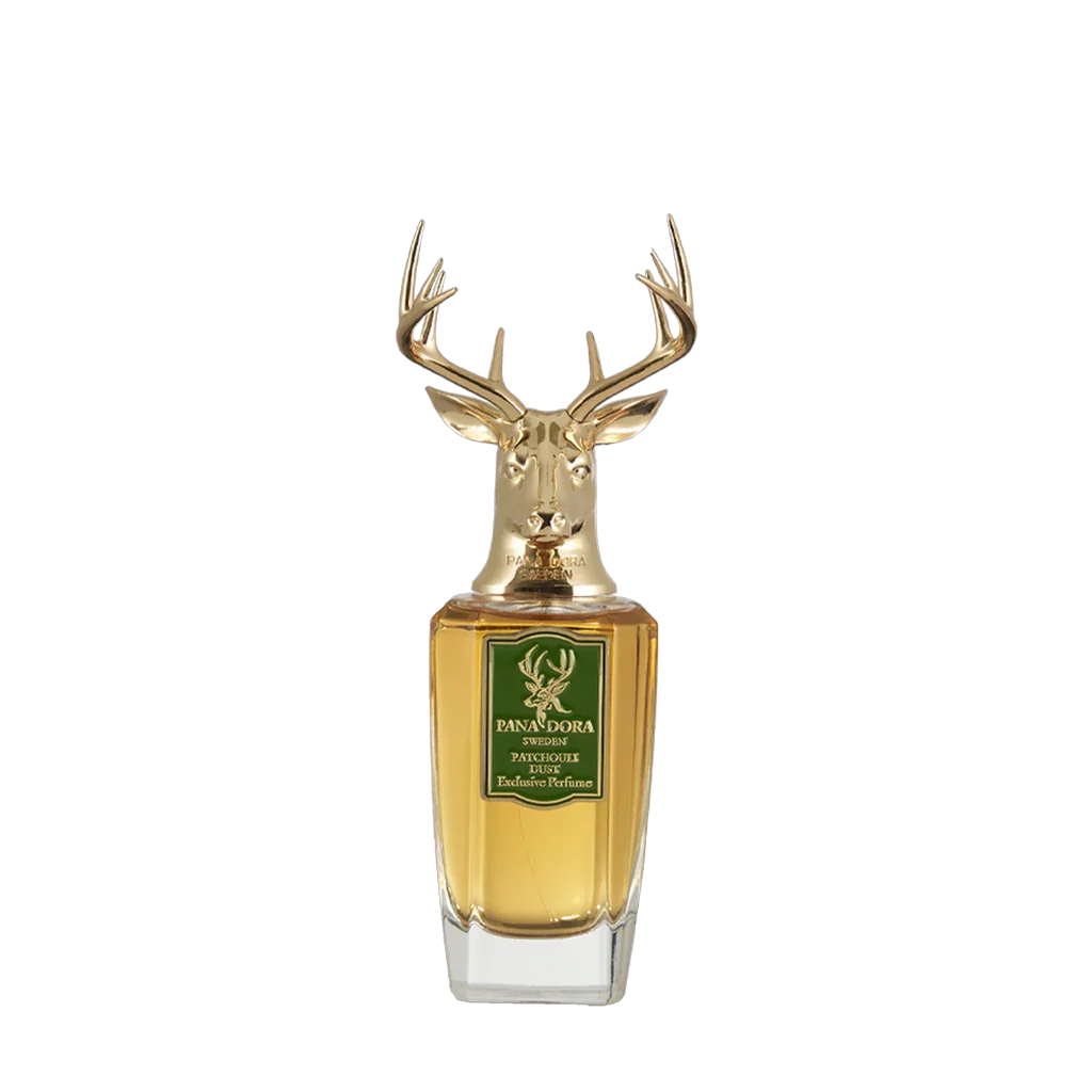 Parfümflakon "Patchouli Dust" von Pana Dora mit einem goldenen Hirschkopf als Verschluss und hellbrauner Flüssigkeit.