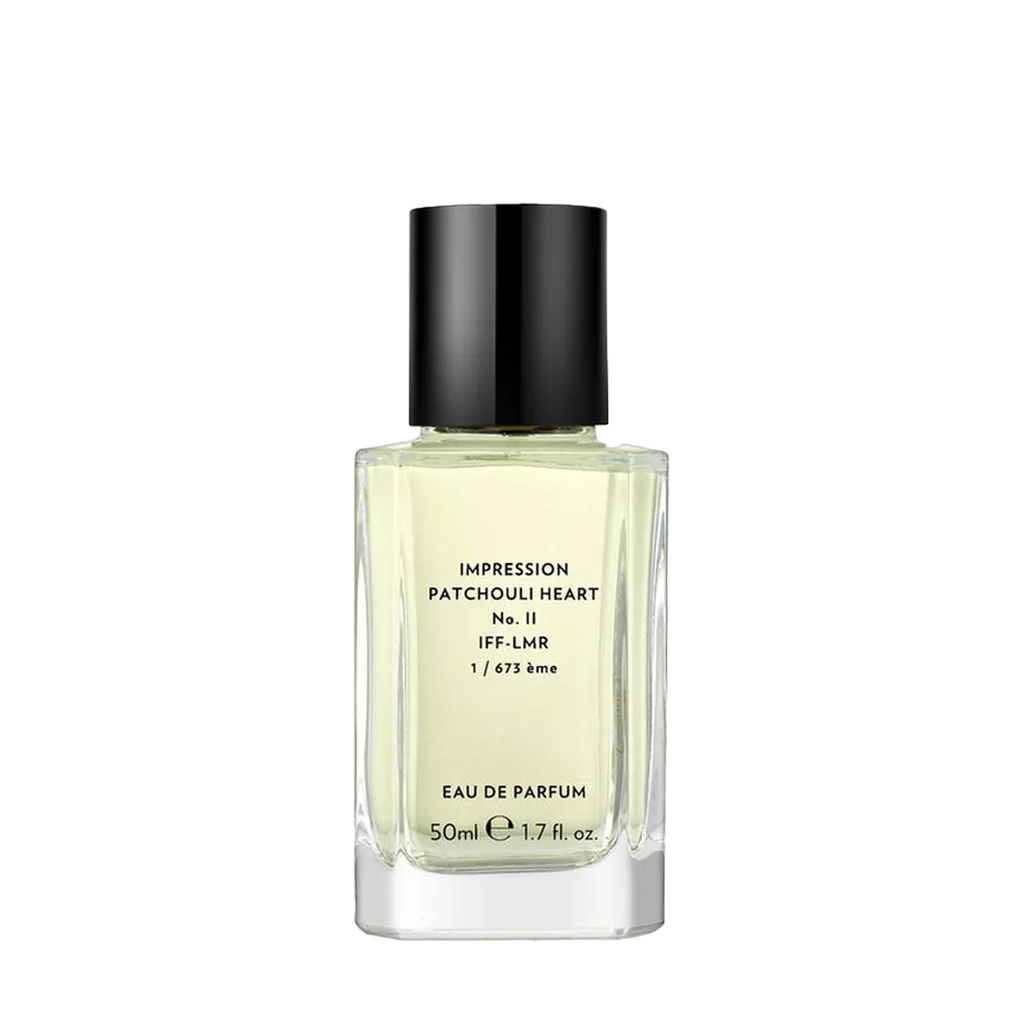 Klare Glasflasche mit schwarzem Verschluss. Aufschrift zeigt "Impression Patchouli Heart No. II IFF-LMR 1/675ème, Eau de Parfum", 50ml. Produkt: Patchouli Heart II, Anbieter: Ostens.