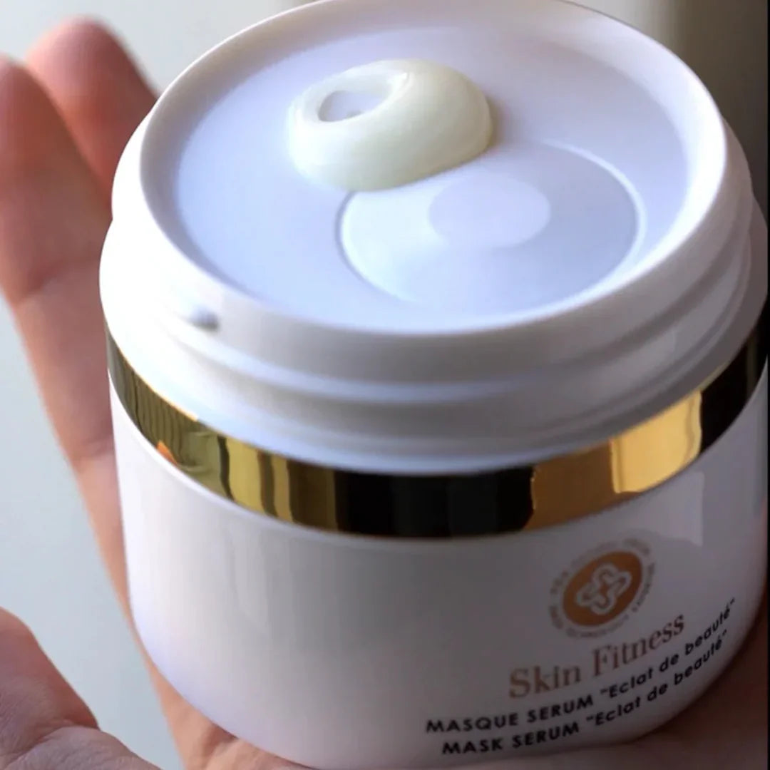 Seidige Textur des MASK SERUM 'ÉCLAT DE BEAUTÉ' – intensive Feuchtigkeit und glättende Pflege für trockene Hau