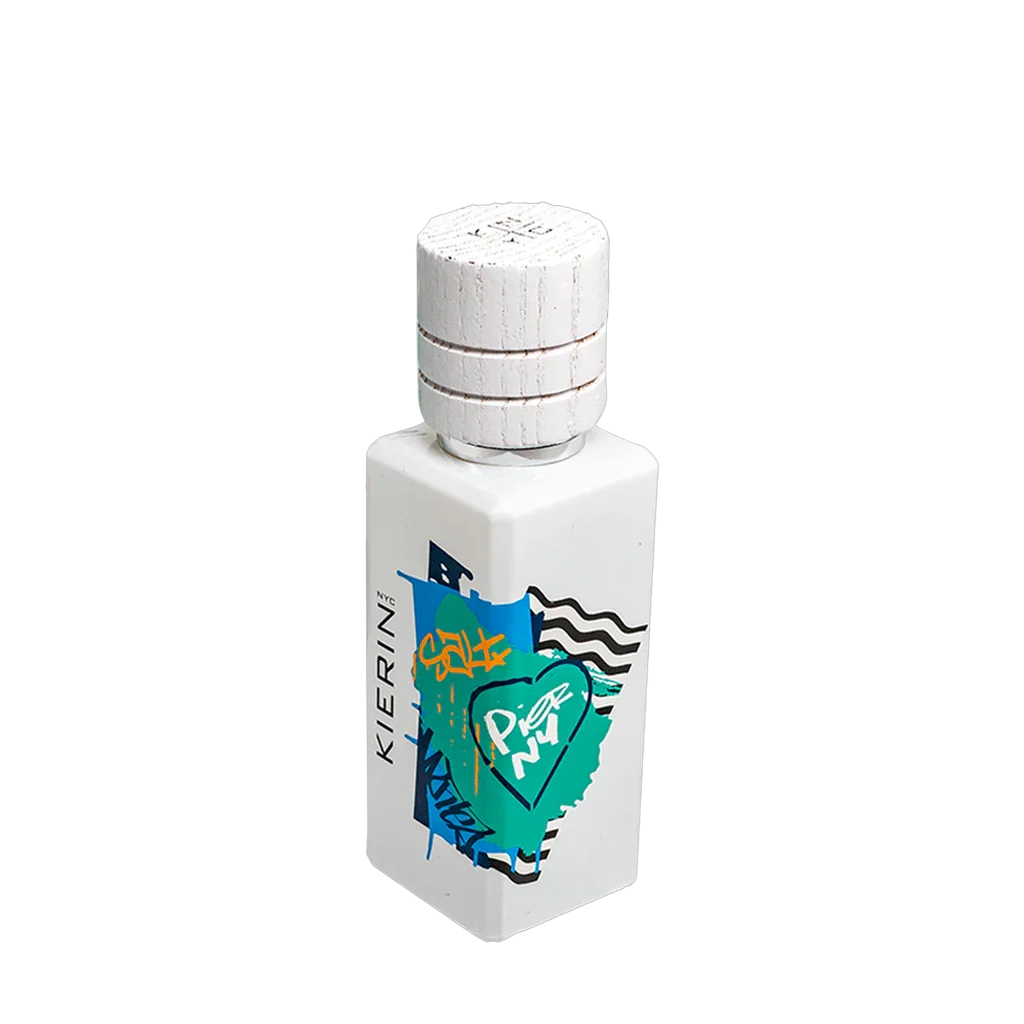 Weiße Parfümflasche "Pier NY" von "Kierin NYC" mit buntem Graffiti-Design und Verschluss mit Holzoptik.