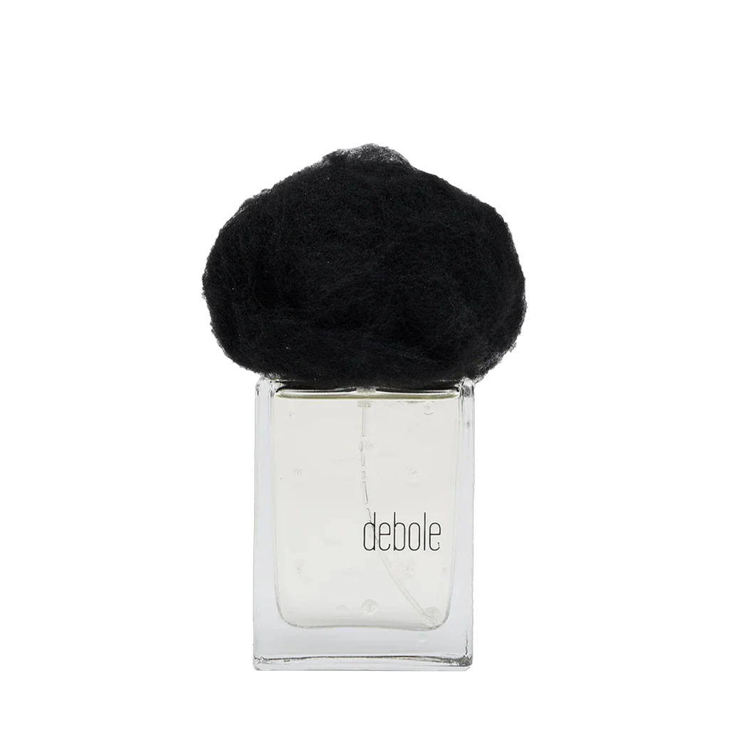 Parfümflakon "PIOGGIA DEBOLE" von Filippo Sorcinelli, mit klarer Flüssigkeit und schwarzem, wolkenartigem Verschluss.