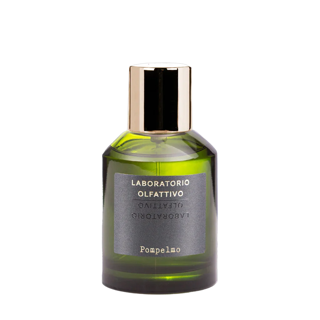 Grüne, durchsichtige Flasche mit silbernem Etikett und goldenem Verschluss. Aufschrift: "Laboratorio Olfattivo Pompelmo". Produkt: Viaggio in Italia Pompelmo, Anbieter: Laboratorio Olfattivo.