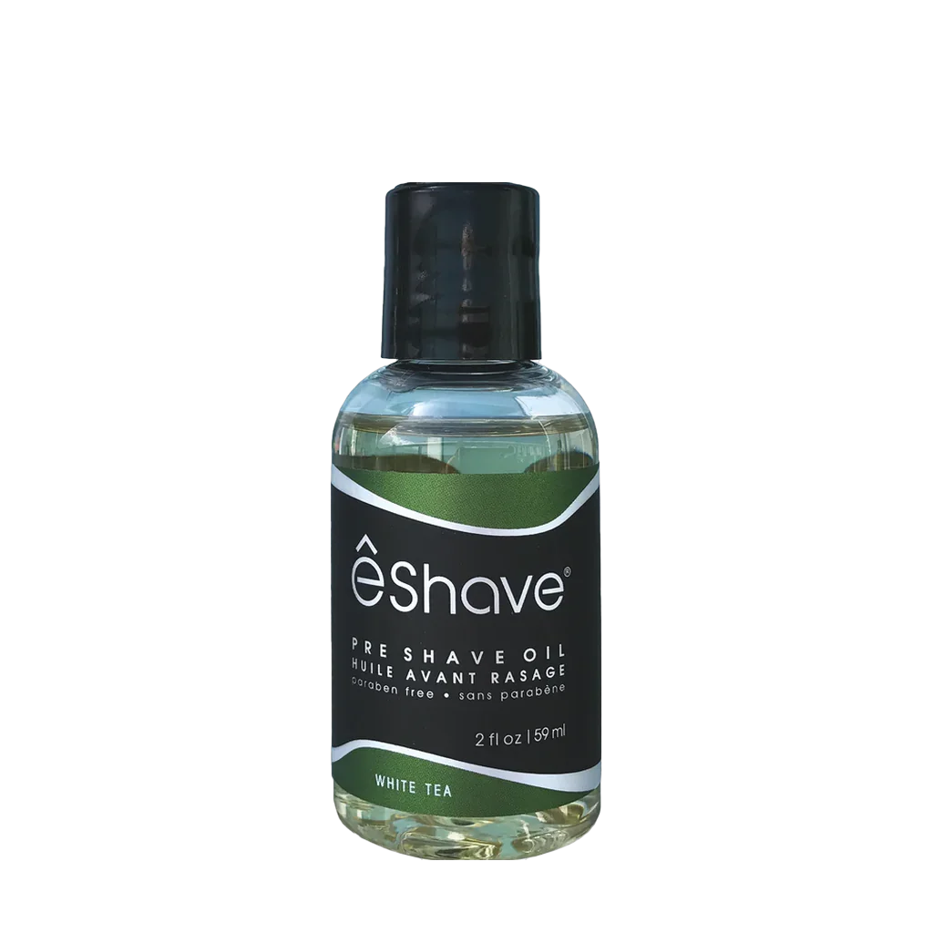 Transparente Plastikflasche, 59 ml, mit schwarzer Verschlusskappe und grünem Etikett, beschriftet mit "eShave Pre Shave Oil White Tea".