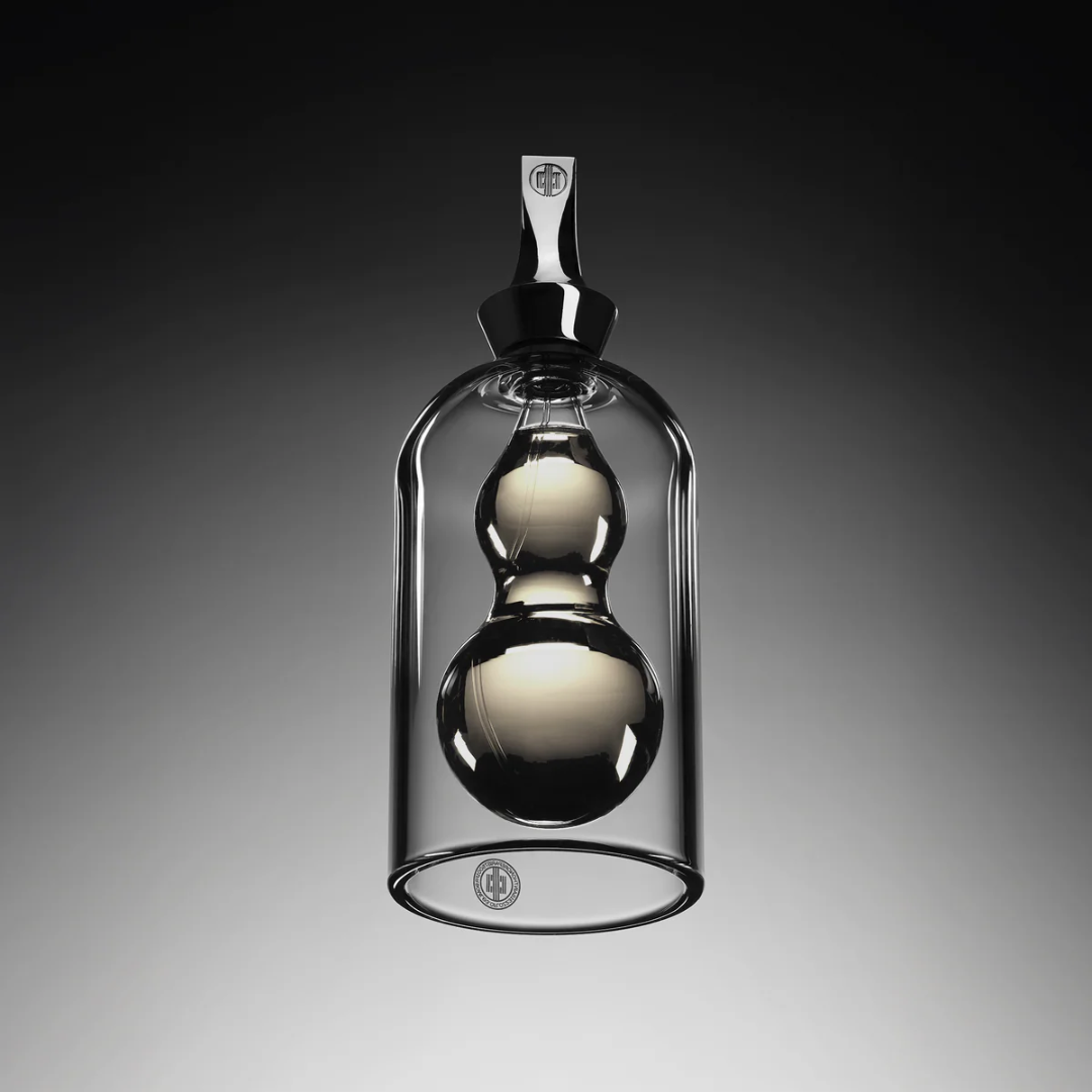 Première Peau Albâtre Sépia Extrait de Parfum – Flakon vor dunklem Hintergrund, geheimnisvoll und intensiv inszeniert bei scent amor