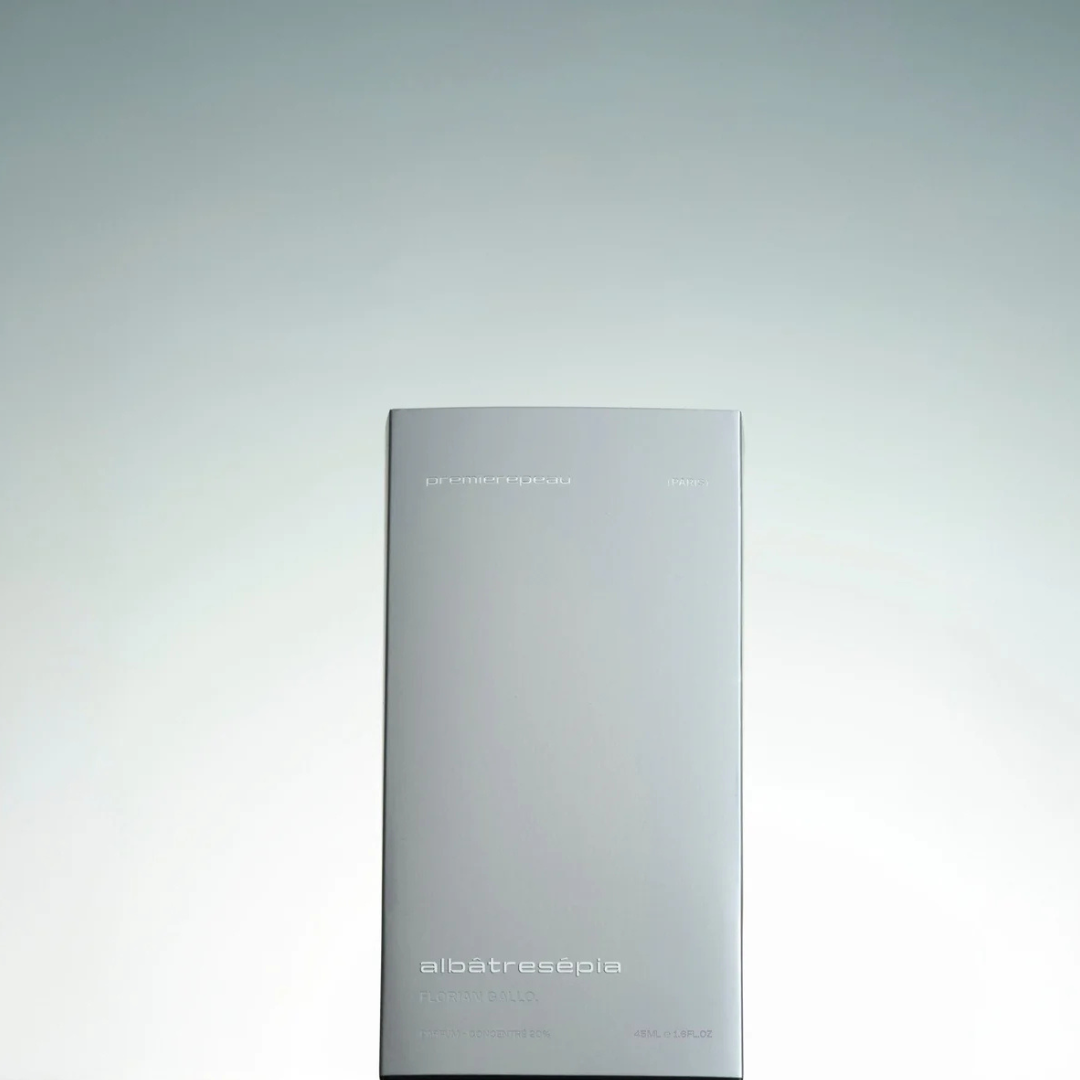 Box von Première Peau Albâtre Sépia Extrait de Parfum – elegante Verpackung eines avantgardistischen Nischenparfums bei scent amor