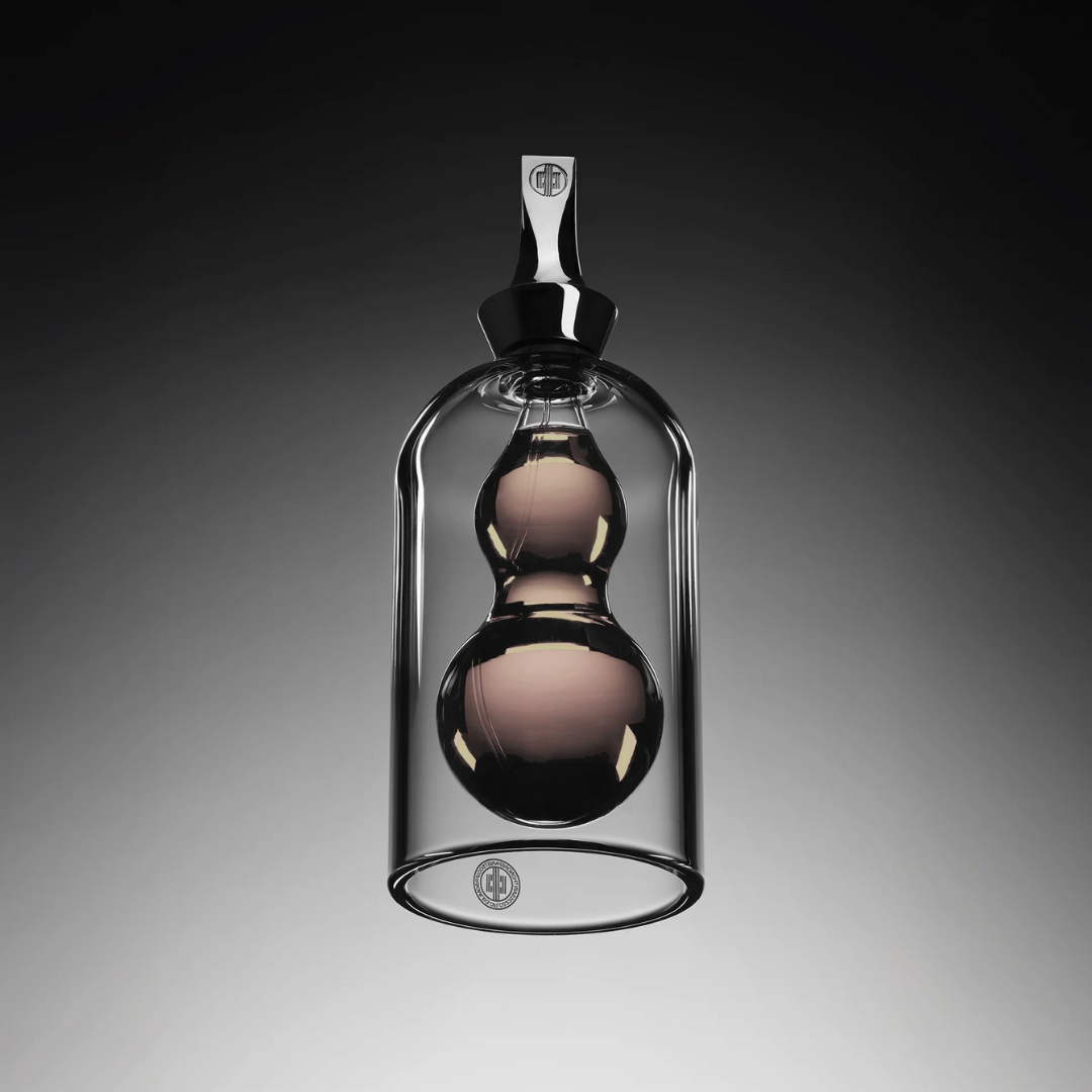 Première Peau Doppeldäncers Extrait de Parfum – Flakon kunstvoll auf dunklem Hintergrund inszeniert – luxuriöser Nischenduft bei scent amor