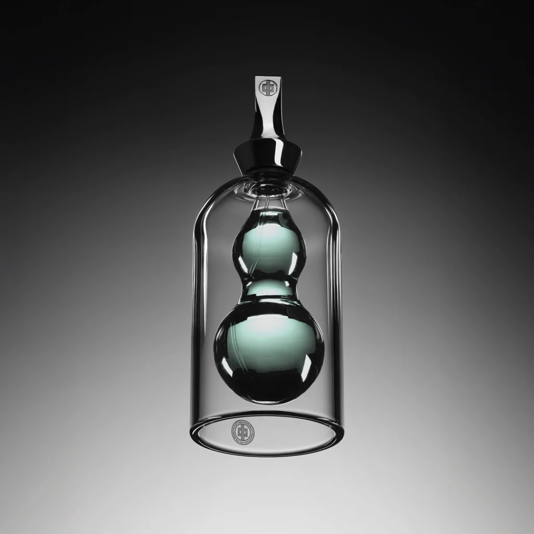 Première Peau Gravitas Capitale Extrait de Parfum – Flakon vor dunklem Hintergrund, geheimnisvoll und luxuriös inszeniert bei scent amor