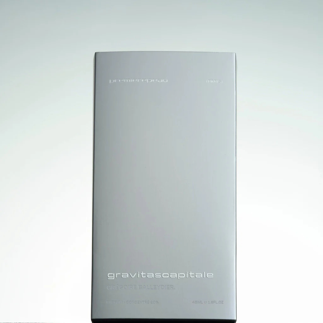 Box von Première Peau Gravitas Capitale Extrait de Parfum – elegante Verpackung eines avantgardistischen Nischenparfums bei scent amor