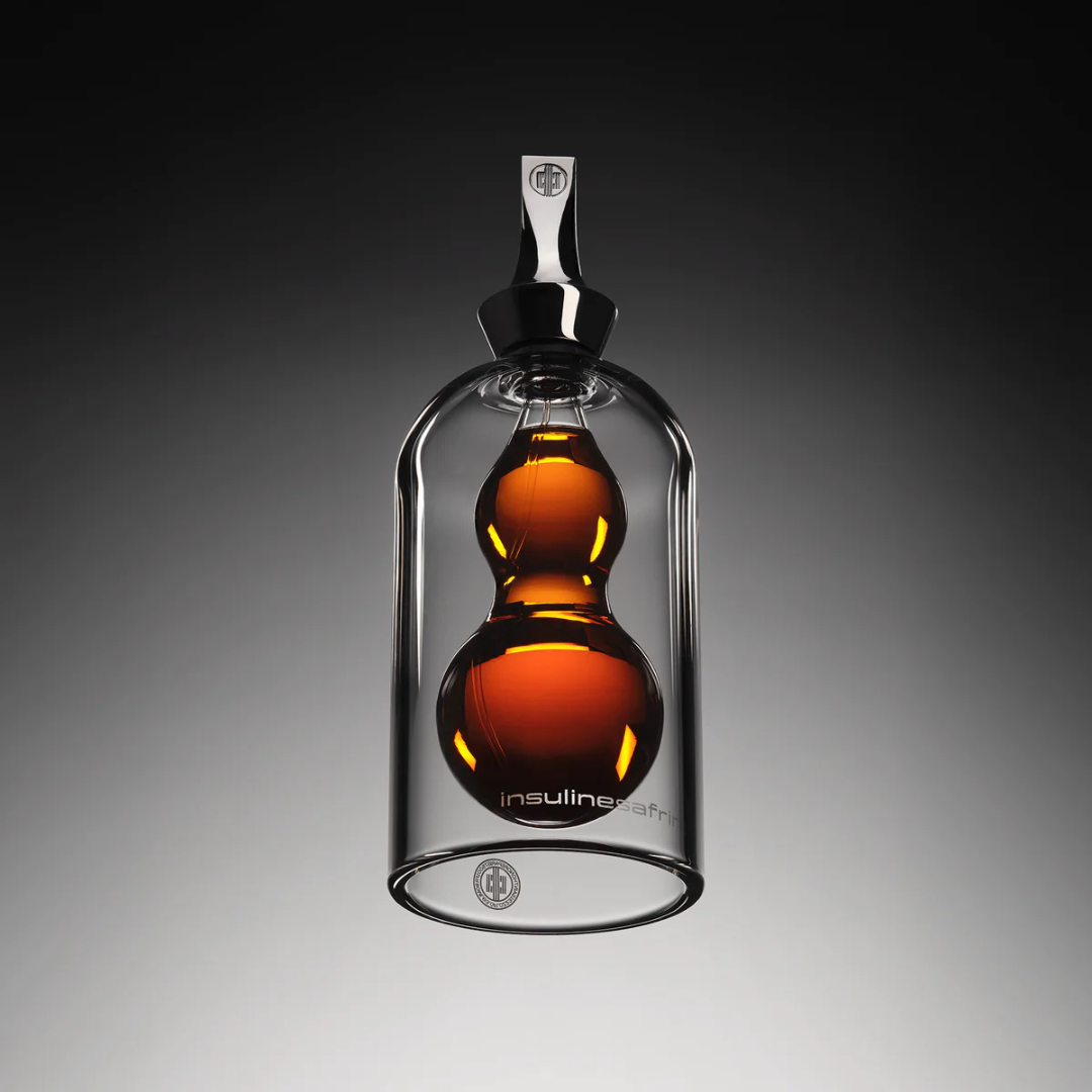 Première Peau Insulinesafrine Extrait de Parfum – Flakon auf dunklem Hintergrund, geheimnisvoll und intensiv inszeniert – exklusiver Nischenduft bei scent amor