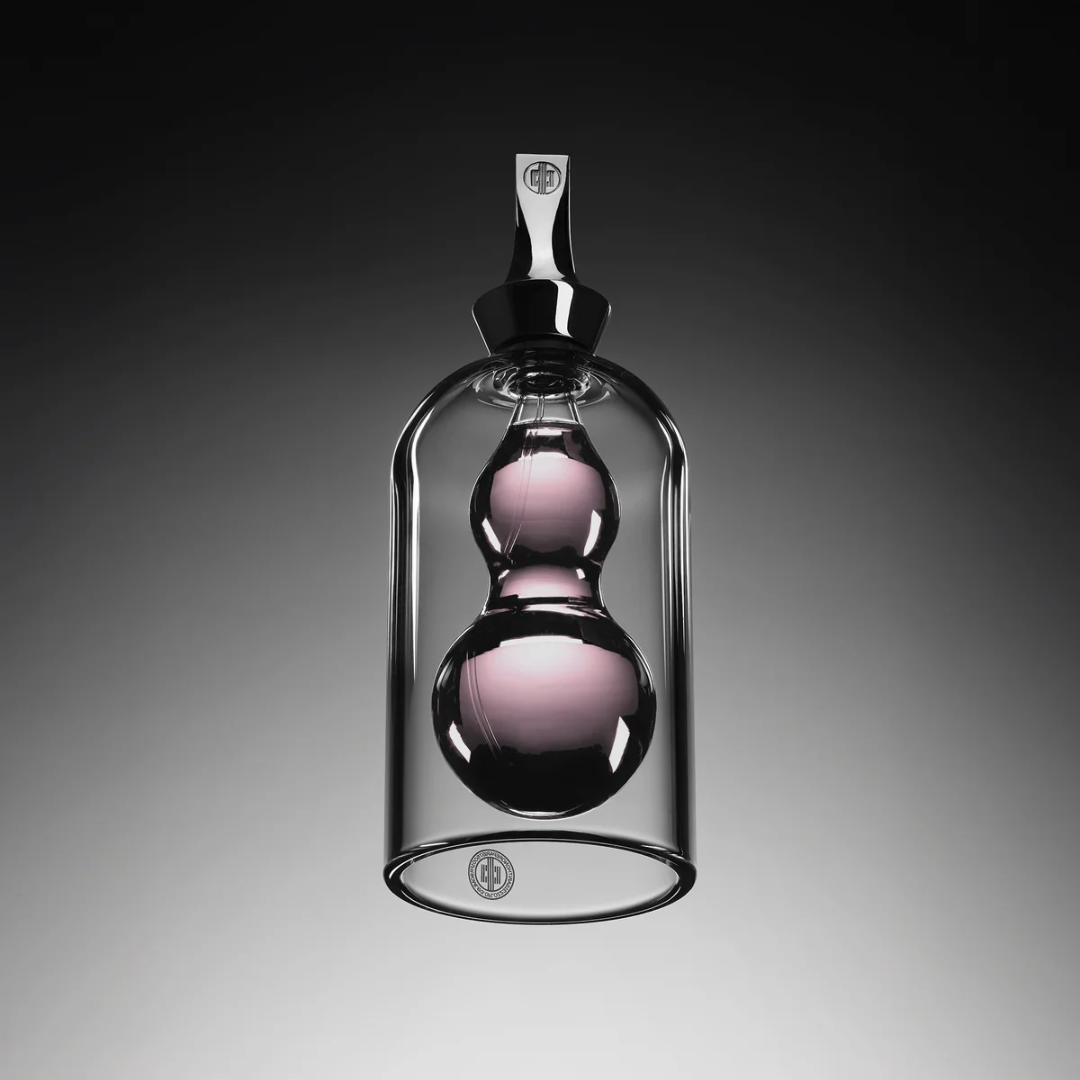 Première Peau Rosemonotone Extrait de Parfum – Flakon vor dunklem Hintergrund, Sinnbild für schlichte Schönheit bei scent amor