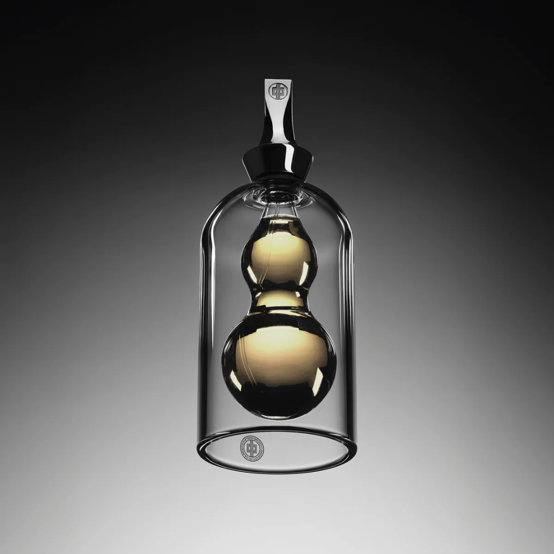 Première Peau Simili Mirage Extrait de Parfum – Flakon vor dunklem Hintergrund, künstlerisch und intensiv inszeniert bei scent amor