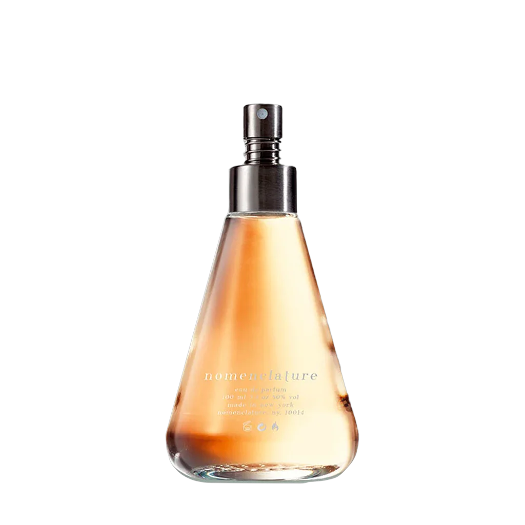 Psy_cou von nomenclature: Ein konisch geformter Parfümflakon mit metallischem Zerstäuber und bernsteinfarbener Flüssigkeit.