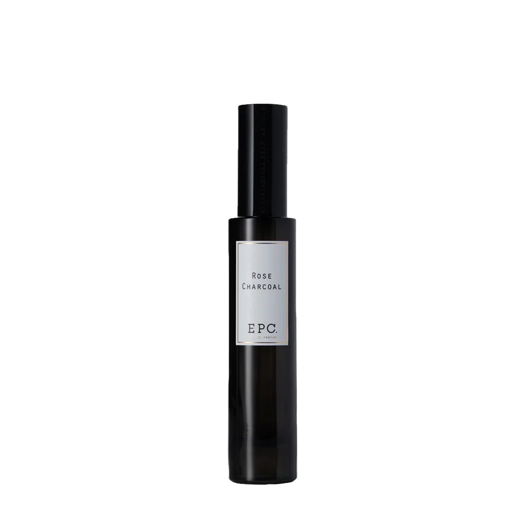 Schwarze Parfümflasche mit rechteckigem Etikett "Rose Charcoal" von Experimental Perfume Club.