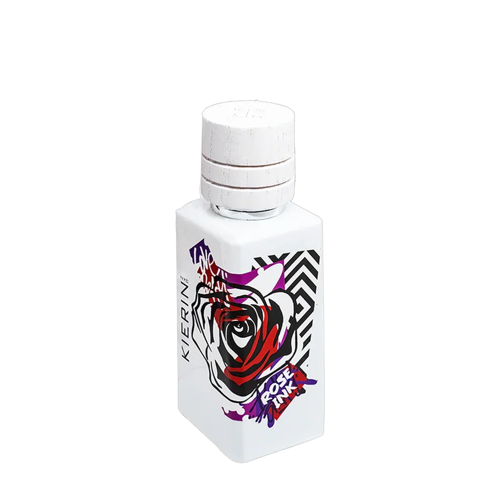 Weißes rechteckiges Parfümfläschchen mit grafischem Rosenmuster und "Rose Ink"-Schriftzug. Produkt: Rose Ink von Kierin NYC.