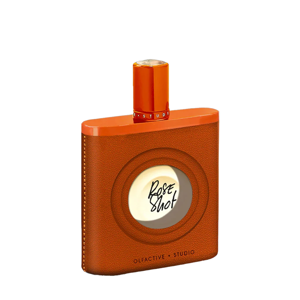Flakon "Rose Shot" von Olfactive Studio, braunes Lederfinish, oranger Verschluss, mittiges Etikett mit schwarzem Schriftzug.