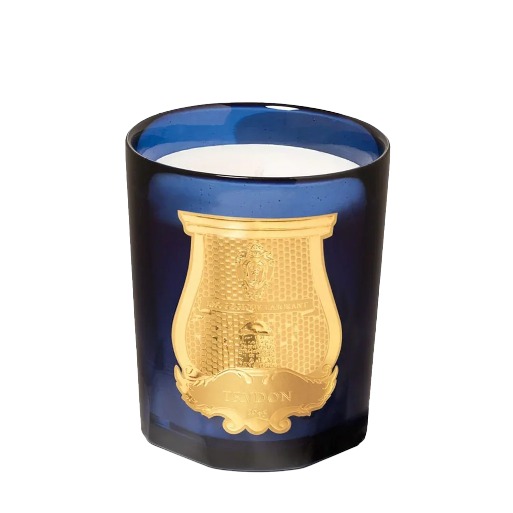 Duftkerze in einem blauen Glas mit goldenem Emblem. Produktname: Les Belles Matières - SALTA - Duftkerze. Anbieter: Trudon.